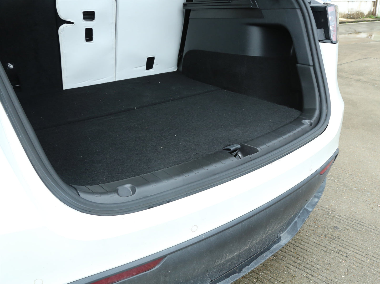 Model Y: Trunk Sill Protection Cover