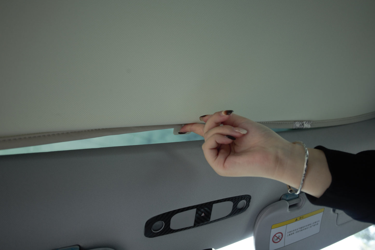 Model 3 Highland 2024-2025: Panoramic Glass Roof Sunshades