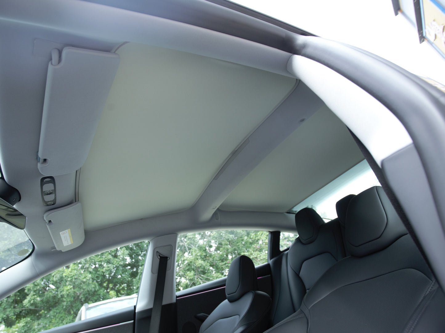 Model 3 Highland 2024-2025: Panoramic Glass Roof Sunshades