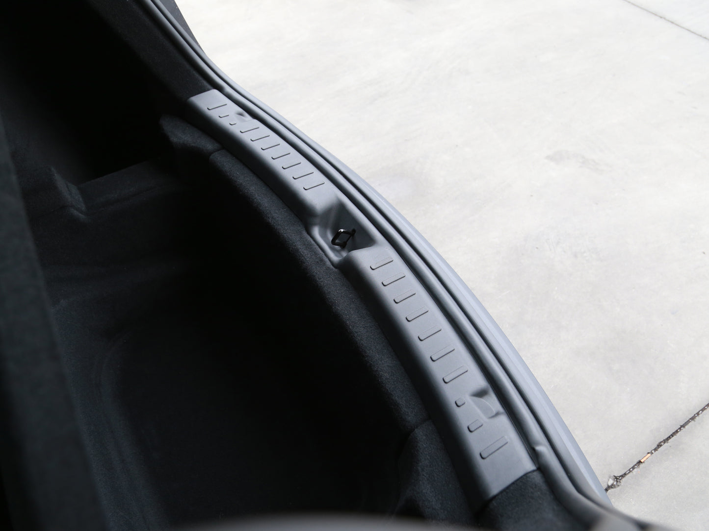 Model Y Juniper 2026+: TPE Trunk Sill Cover