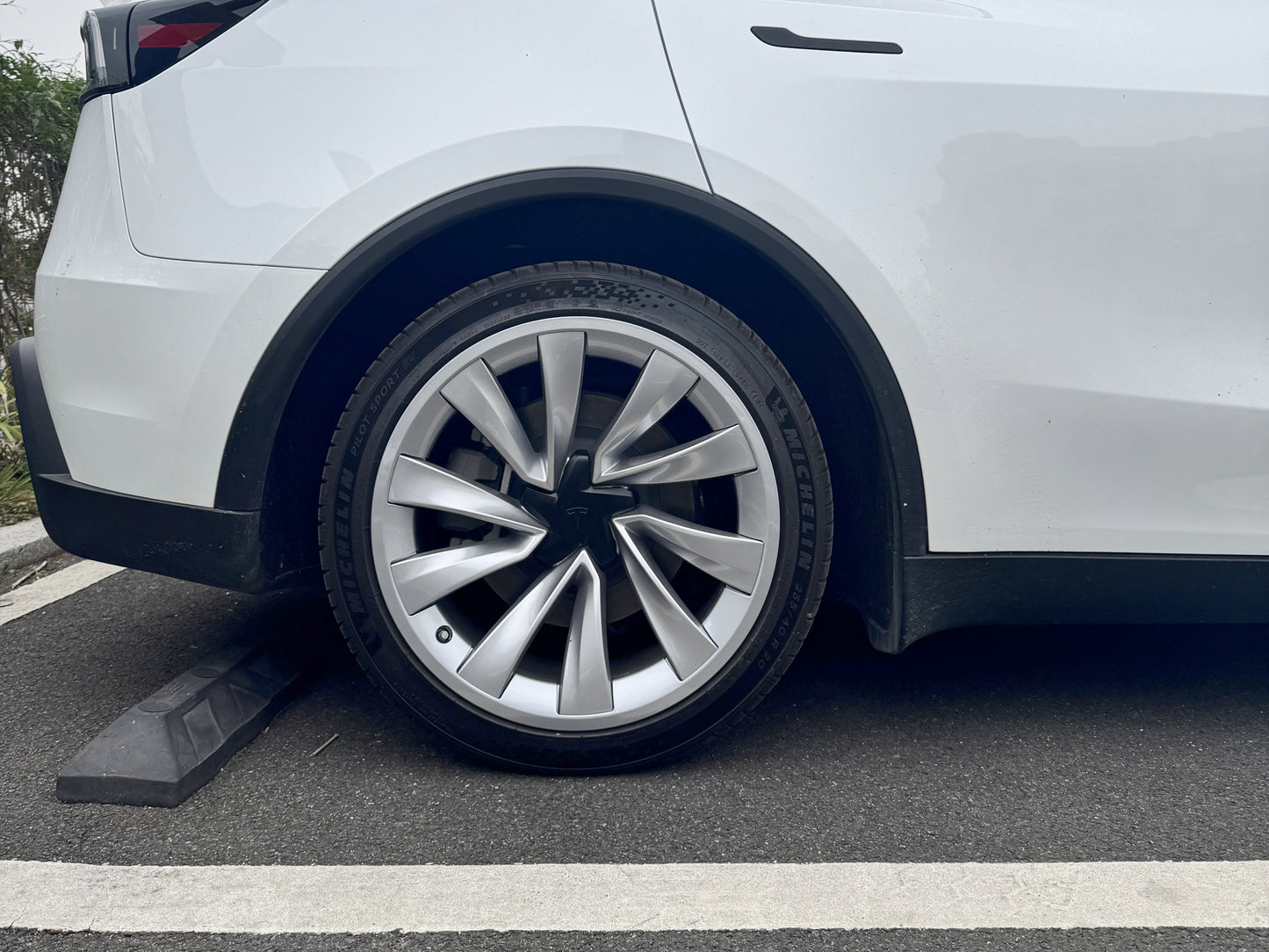 Model Y Juniper 2026+: Helix 20" Rim Edge Protector Guards (4 PCs)