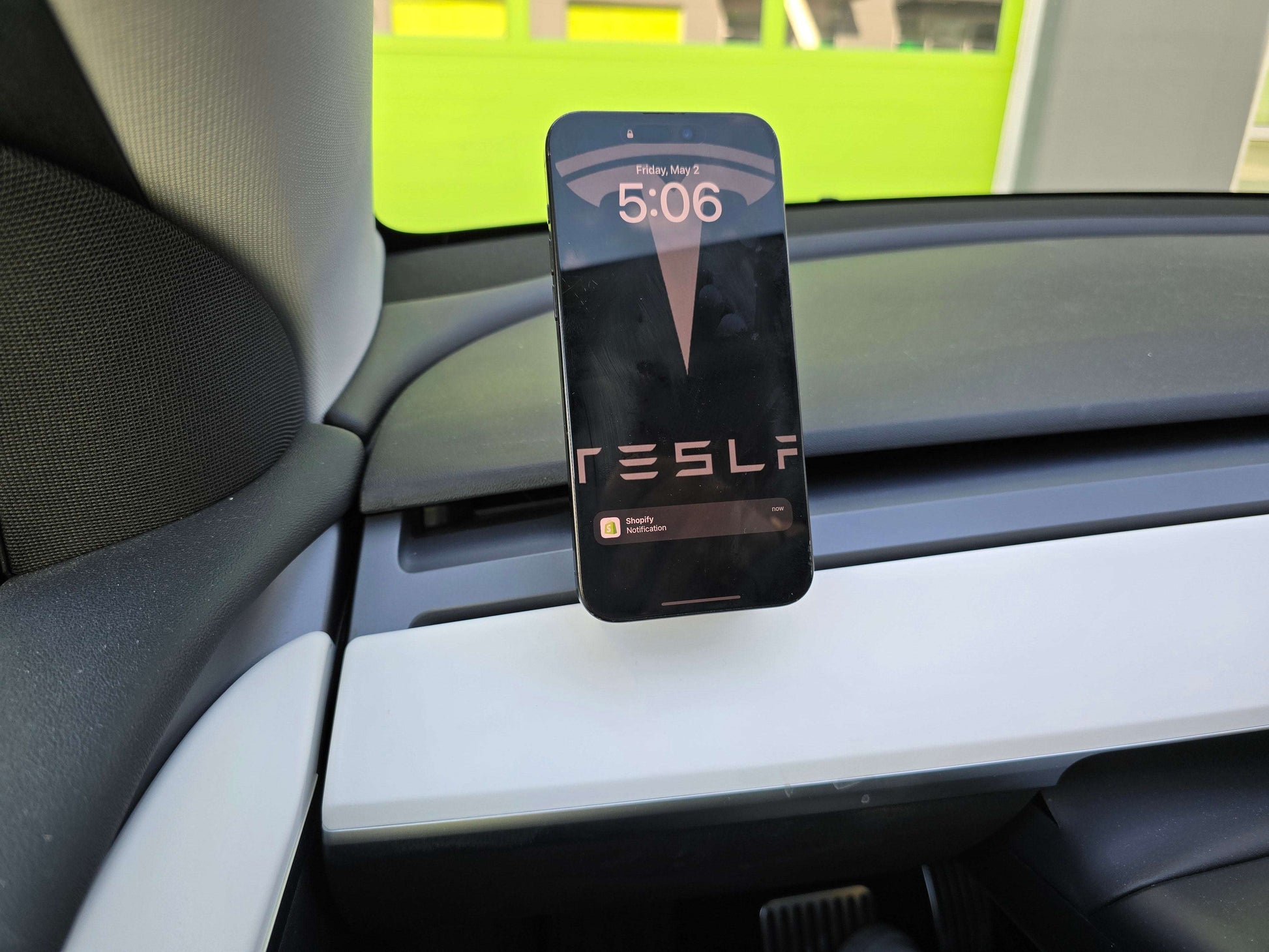 model-3-legacy-y-legacy-magnetic-wireless-charging-dashboard-vent-phone-holder-mount