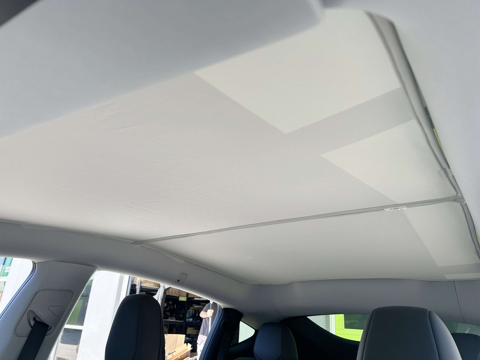 model-y-juniper-2026-panoramic-glass-roof-sunshades