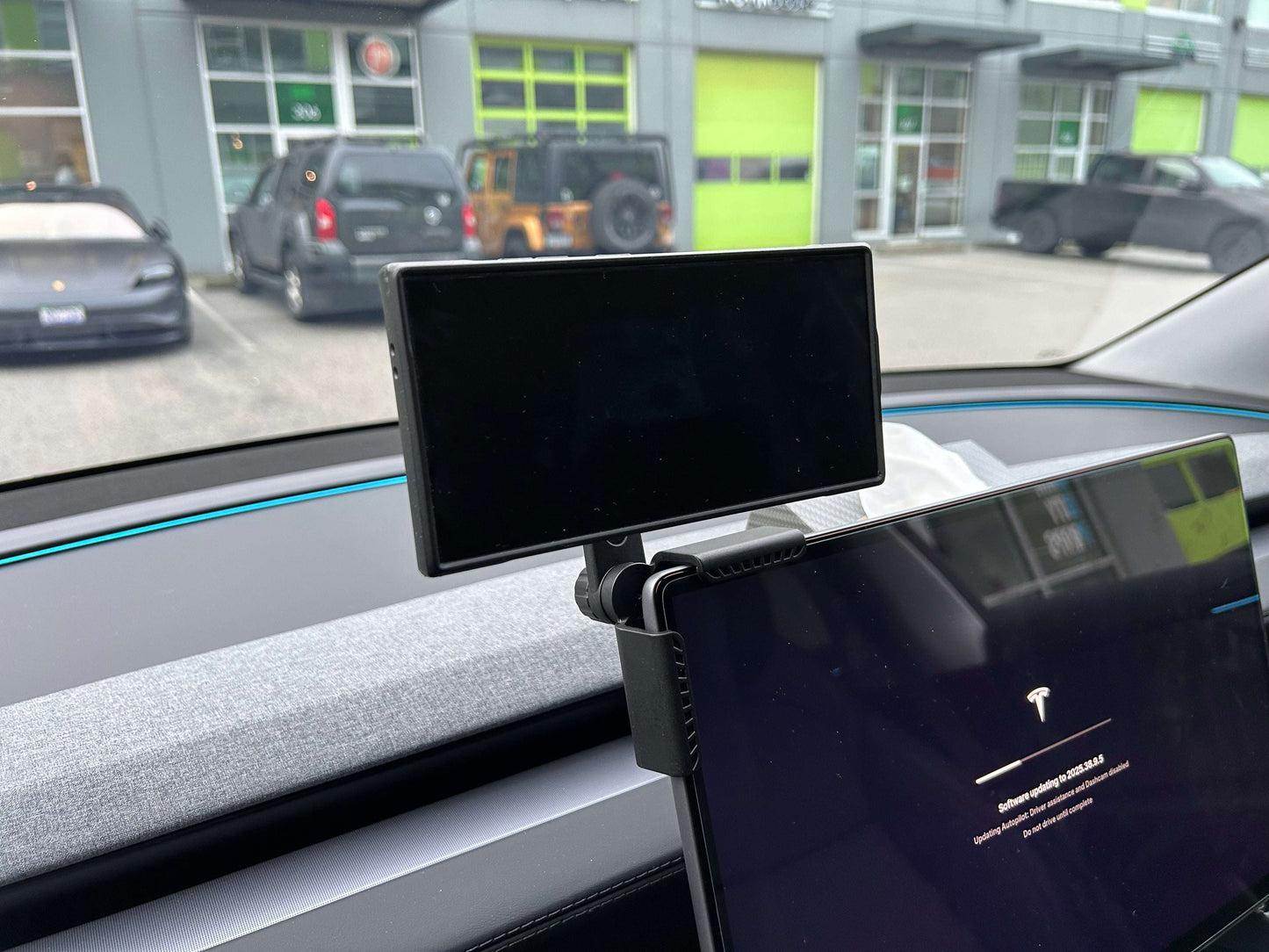model-3-y-magnetic-rotatable-screen-edge-phone-holder-mount