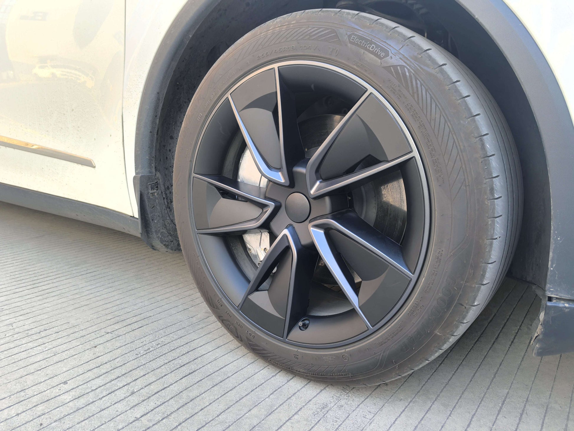 model-y-juniper-2026-crossflow-19-wheel-rim-protector-cover