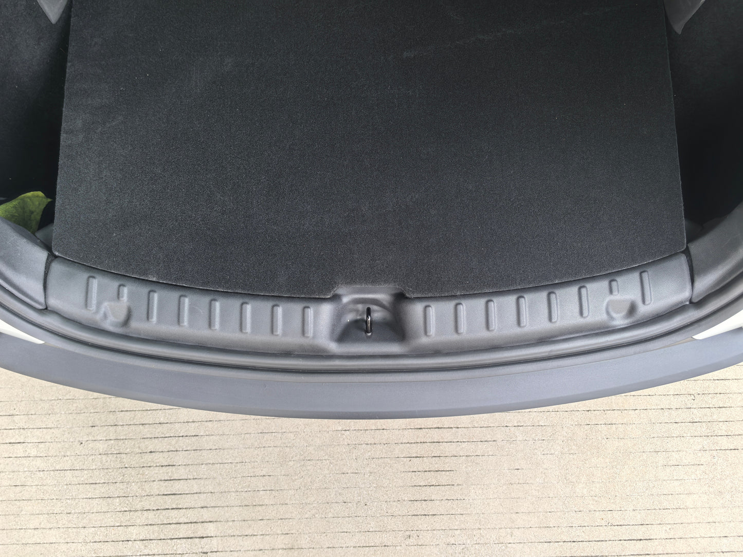 Model Y Juniper 2026+: TPE Trunk Sill Cover