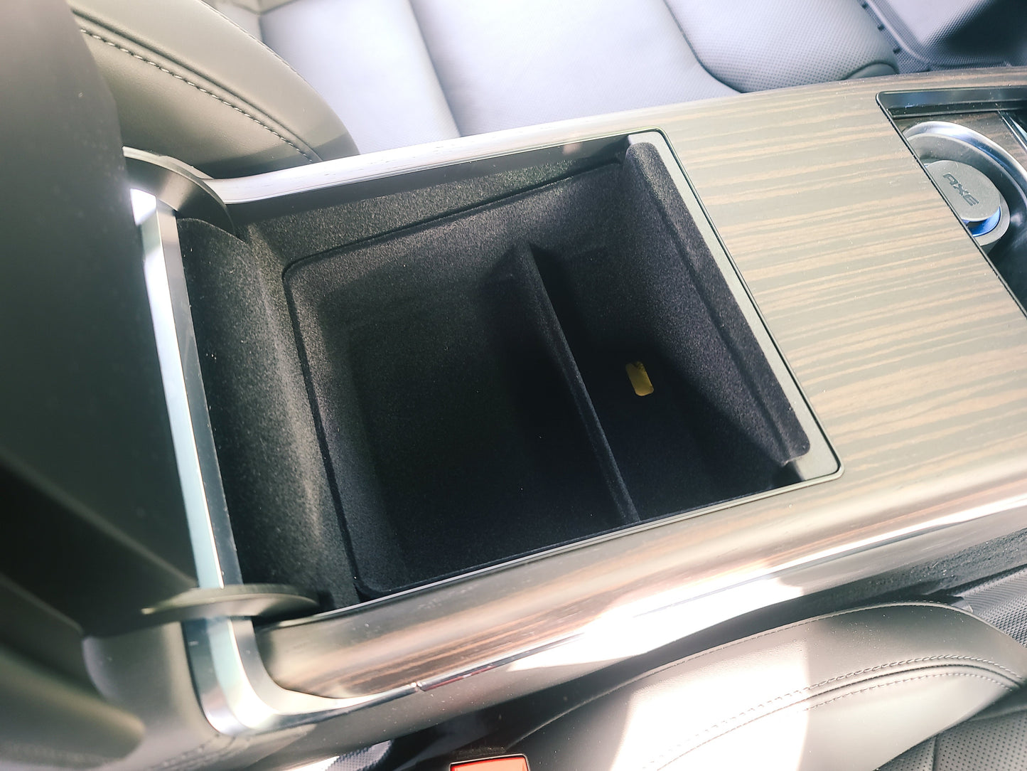 Model S/X 2022 - 2023: XL Armrest Storage Box