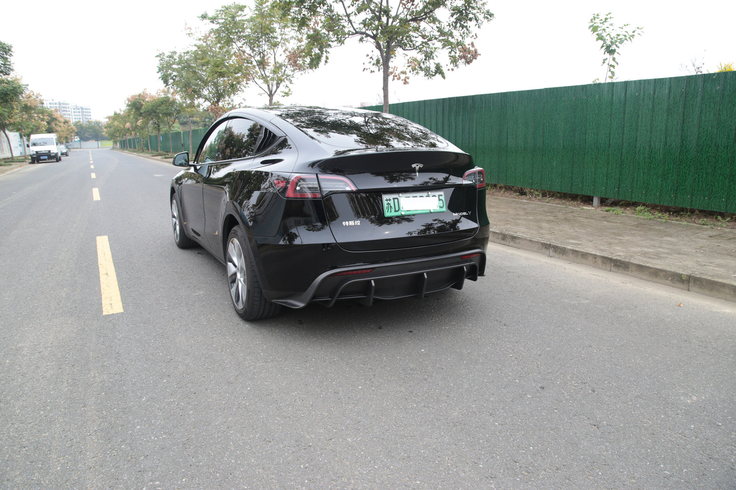 Model Y: Sports Rear Bumper Diffuser