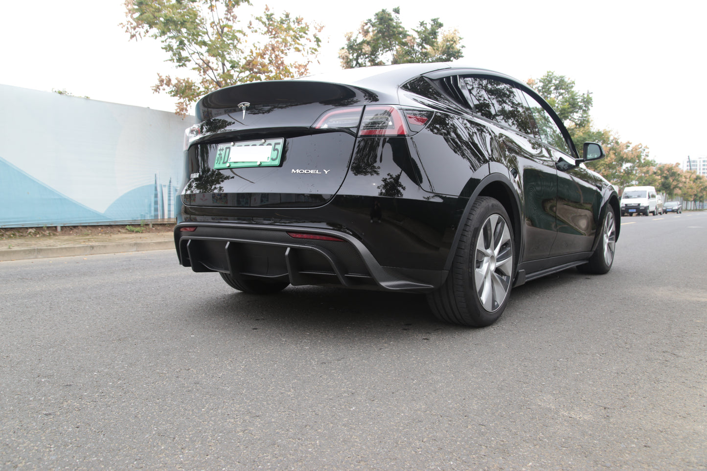 Model Y: Sports Rear Bumper Diffuser