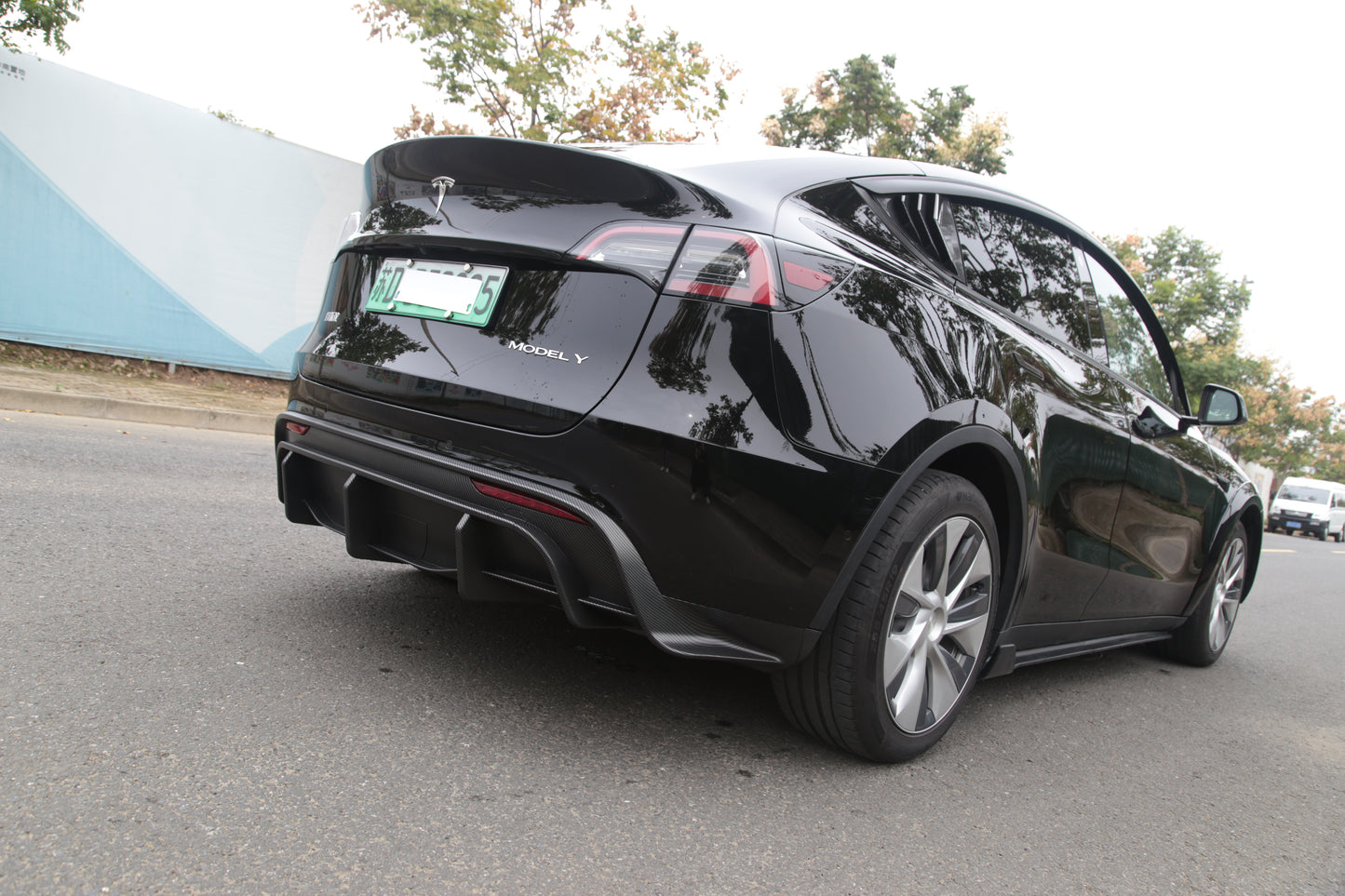 Model Y: Sports Rear Bumper Diffuser