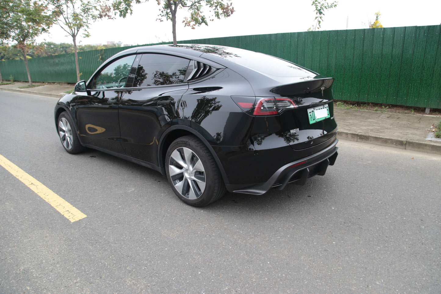 Model Y: Sports Rear Bumper Diffuser