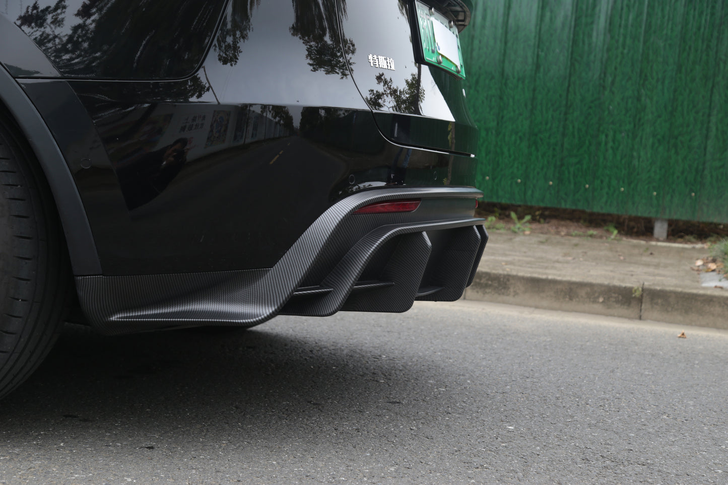 Model Y: Sports Rear Bumper Diffuser