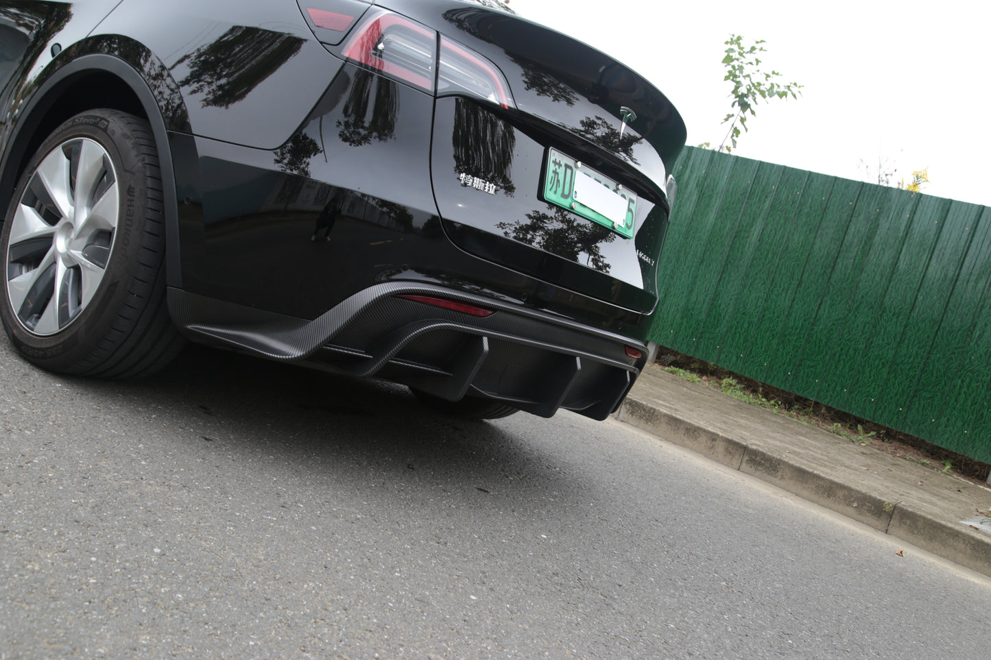 Model Y: Sports Rear Bumper Diffuser