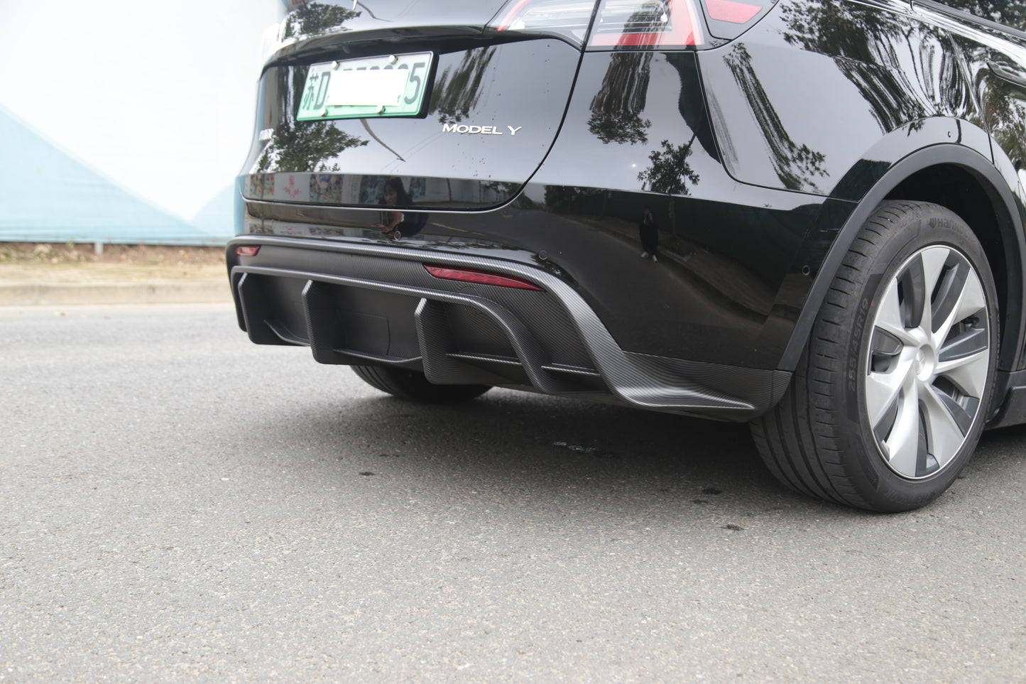 Model Y: Sports Rear Bumper Diffuser