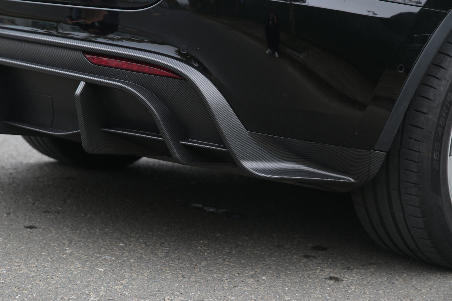 Model Y: Sports Rear Bumper Diffuser