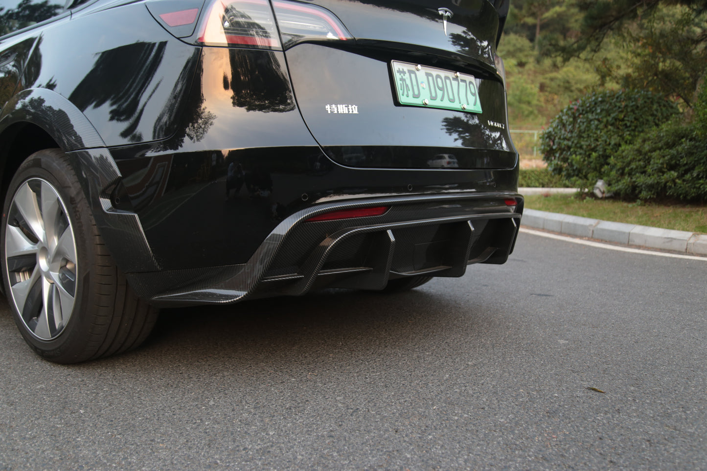 Model Y: Sports Rear Bumper Diffuser